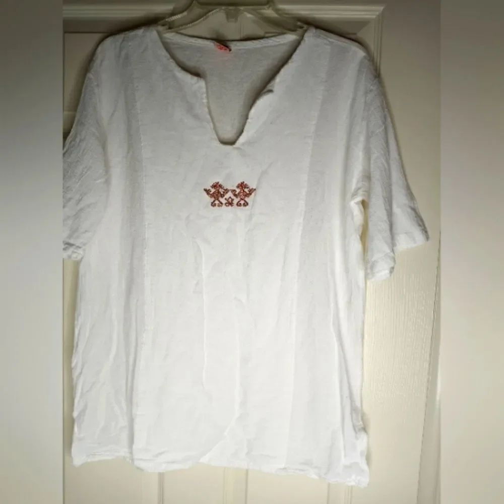 KGarris ClothingBeach M White 100%Cotton Embroidery ShortSlv V-neck Women's Top.